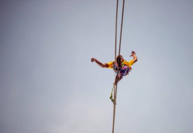 Buenos Aires, Arjantin 3 Mart 2019: Buenos Aires şehir merkezinde ip üzerinde yürüyen kablo sanatçısı