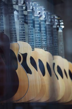 Pencere dükkanında çok gitar var.