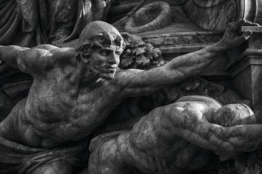 Mezarlıktaki eski bir adamın heykeli.