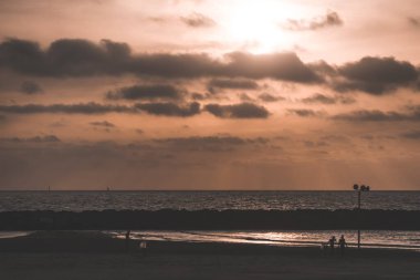 Denizin üzerinde gün batımı