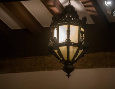 Lambanın arka planında eski model bir fener.