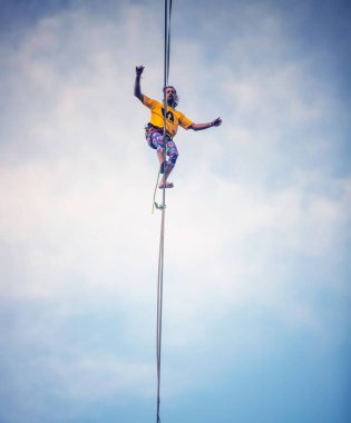 Buenos Aires, Arjantin 3 Mart 2019: Buenos Aires şehir merkezinde ip üzerinde yürüyen kablo sanatçısı