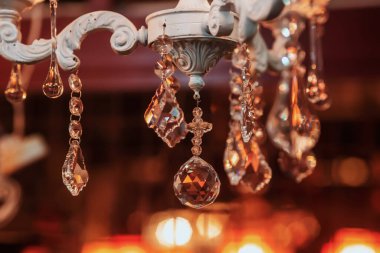 Sokakta güzel bir avize