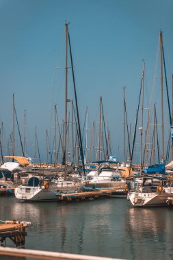 Yaz aylarında Akdeniz limanında yatlar