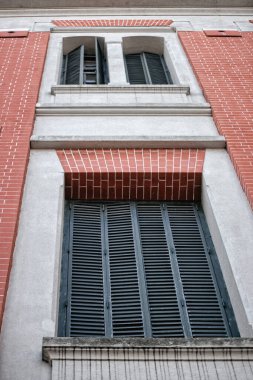 Pencereli kırmızı tuğla duvar