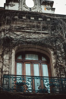 Şehirdeki eski bina.