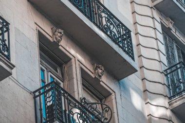 Şehirdeki eski bina.