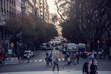 Buenos Aires, Arjantin - 3 Ağustos 2019: Buenos Aires 'te işlek cadde. 
