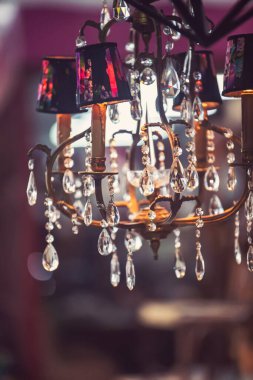 Pazarda güzel bir avize.