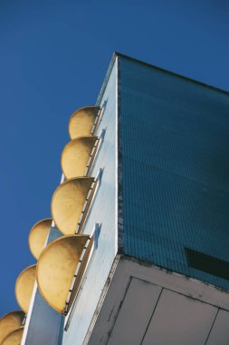 Mavi gökyüzü olan modern bina