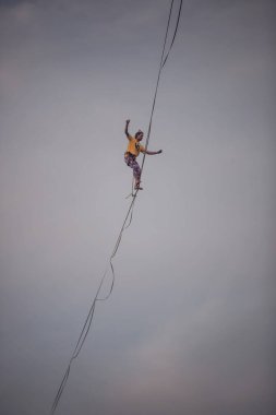 Buenos Aires, Arjantin 3 Mart 2019: Buenos Aires şehir merkezinde ip üzerinde yürüyen kablo sanatçısı