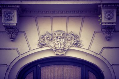 Pencereli eski ahşap kapı