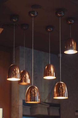 Tavanda asılı klasik lamba