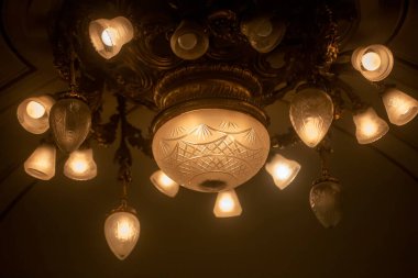 Bir avizeye yaklaş.