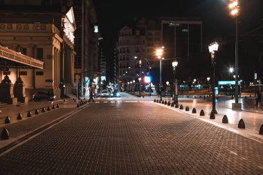 Barselona şehrinin gece manzarası