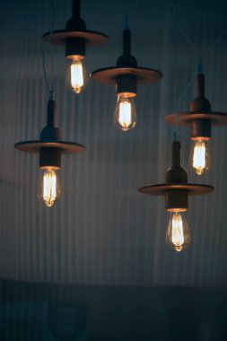 Tavanda asılı klasik lamba
