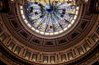 Eski tiyatro binasının içinde.