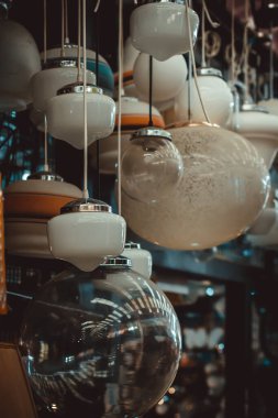 Tavandan sarkan bir sürü lamba.