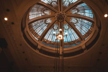 Barselona şehrindeki kutsal mezarlığın katedralinin içinde.