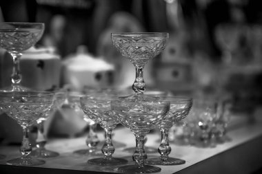 Şampanya kadehleri yakın plan bir masada.