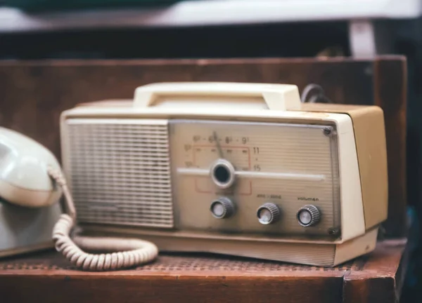 Velho Receptor Rádio Vintage Mesa Madeira — Fotografia de Stock