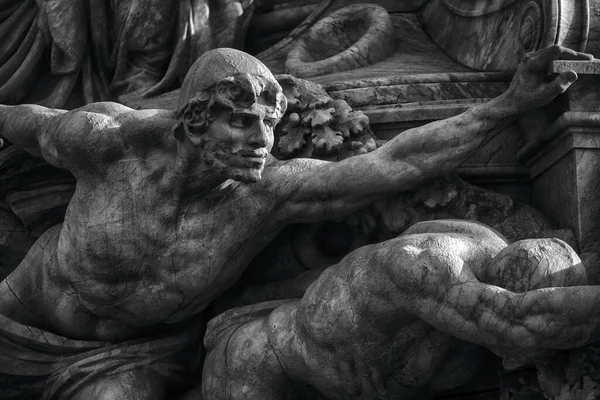 Antigua Estatua Hombre Cementerio —  Fotos de Stock