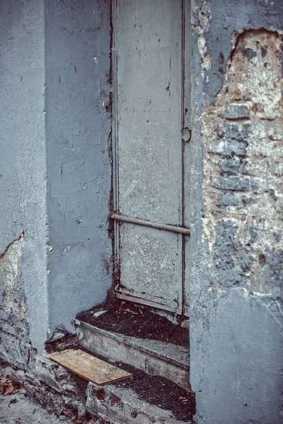 Старі Іржаві Металеві Двері Вікном — стокове фото