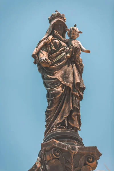 Статуя Жінки Дитиною Парку — стокове фото