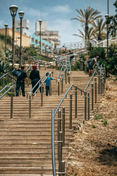 階段を歩く人々 — ストック写真