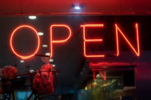 Kafenin Kapısında Neon Işığı Açık — Stok fotoğraf