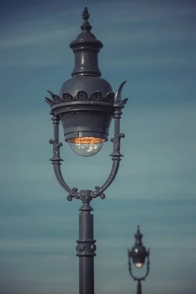 Pouliční Lampa Pozadí Starého Města — Stock fotografie