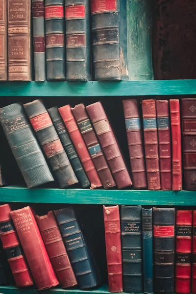 Pila Libros Sobre Mesa Madera Biblioteca —  Fotos de Stock