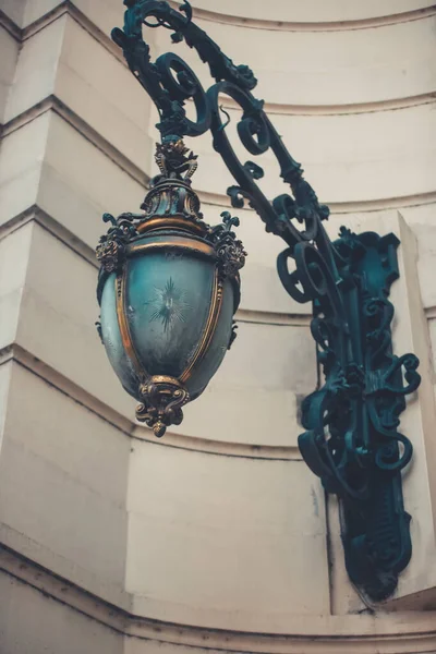 Şehrin Sokaklarında Eski Bir Sokak Lambası — Stok fotoğraf