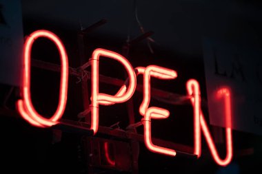 neon ışıkları sözcüğü açık 