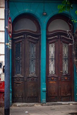 Pencereli eski ahşap kapılar