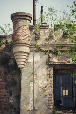 Eski tarihi binanın ön cephesinin ayrıntıları 