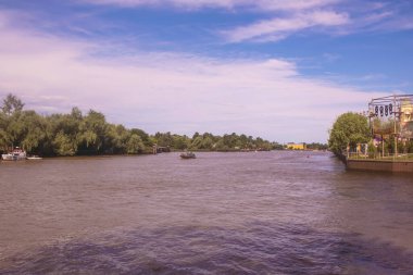 Şehirdeki güzel göl manzarası