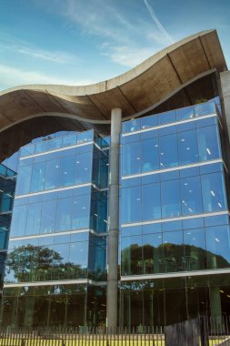 İş bölgesindeki modern ofis binası