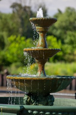 Yazın bahçedeki çeşme