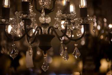 Tavanda asılı avize