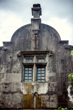 Eski tarihi binanın ön cephesinin ayrıntıları 