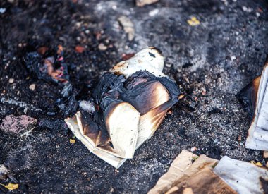 Yanmış kağıdın yakın plan görüntüsü