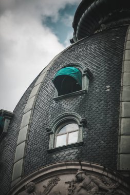 Eski tarihi binanın ön cephesinin ayrıntıları 