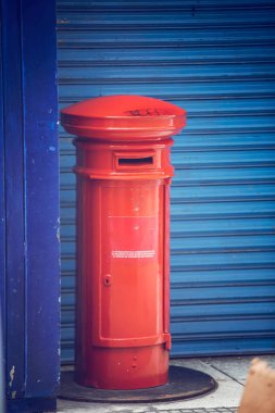 Şehirdeki eski kırmızı posta kutusu