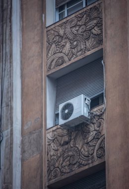 Eski tarihi binanın ön cephesinin ayrıntıları 