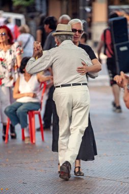 BUENOS AIRES, ARGENTINA - 4 Kasım 2019: Sokakta tango yapan insanlar