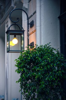 Binada klasik sokak lambası var.