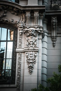 Eski tarihi binanın ön cephesinin ayrıntıları 