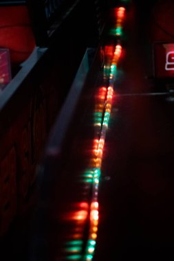 Bulanık Bokeh soyut arkaplanı ve neon ışıkları