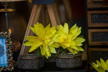 Vazodaki güzel çiçekler masada.